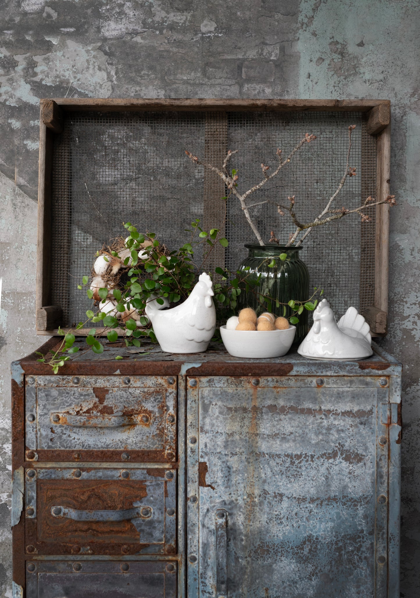 Ceramic Hen Egg Basket with lid…