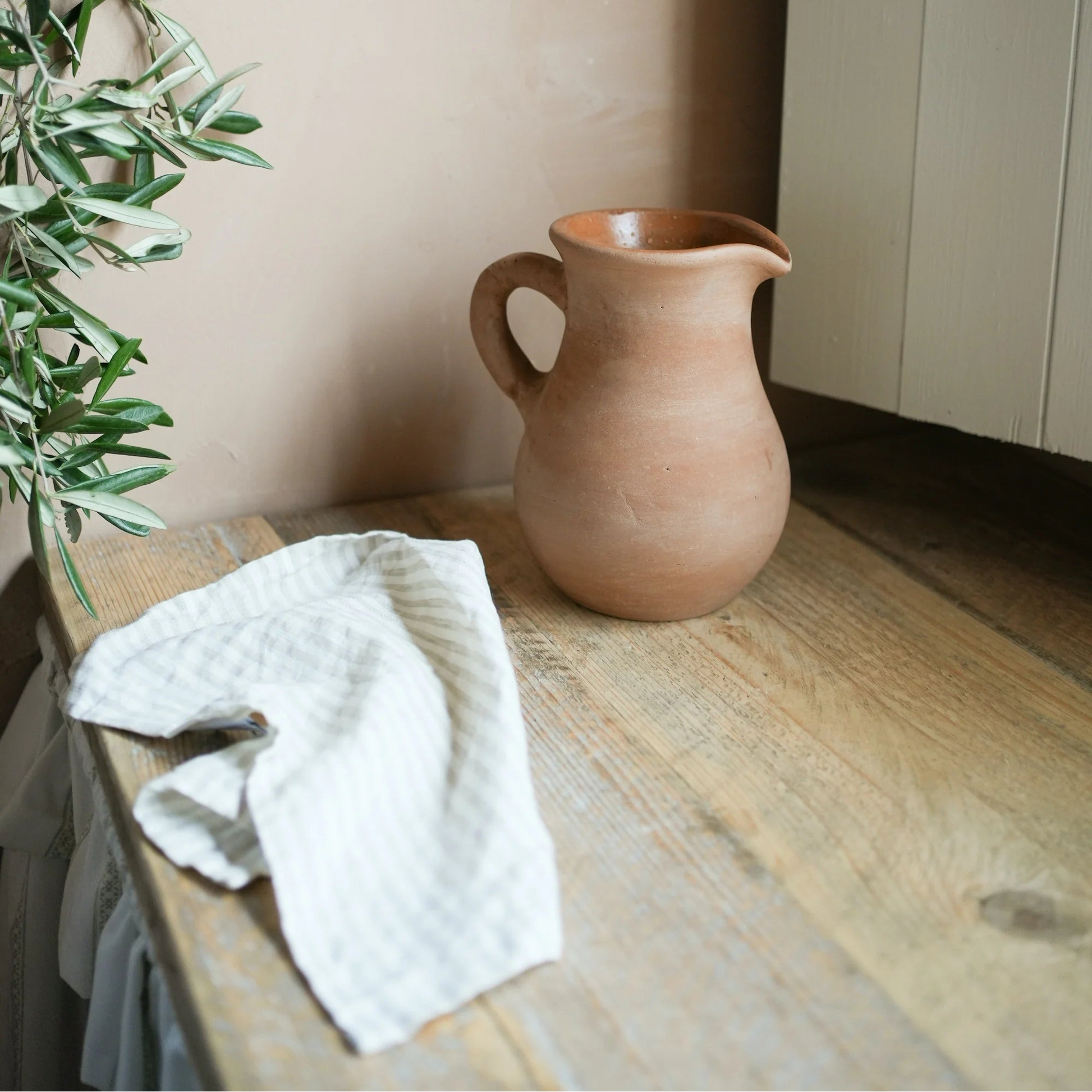 Hand-thrown terracotta jug on rustic dining table
Terracotta ceramic jug filled with fresh flowers
Rustic terracotta jug for summer entertaining
Handmade terracotta pitcher for sangria and drinks
Decorative ceramic jug with earthy terracotta finish
Artisan terracotta jug styled on kitchen shelf
Mediterranean style terracotta jug for home decor
Rustic flower jug with freshly picked garden stems